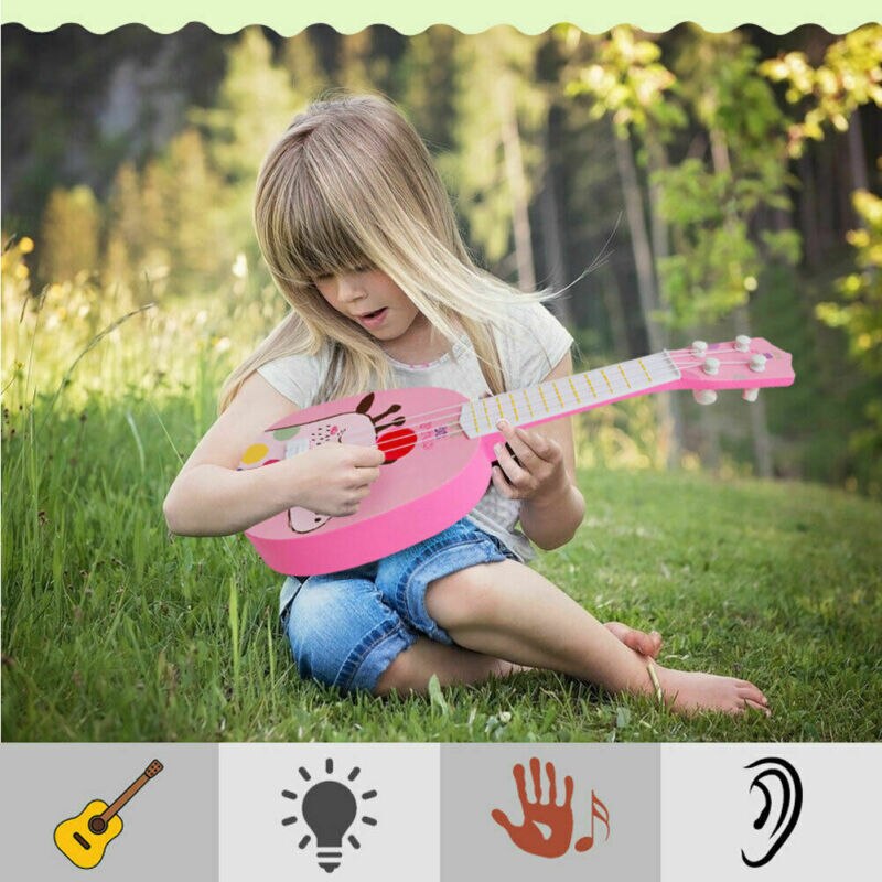 un enfant qui joue au guitare montessori