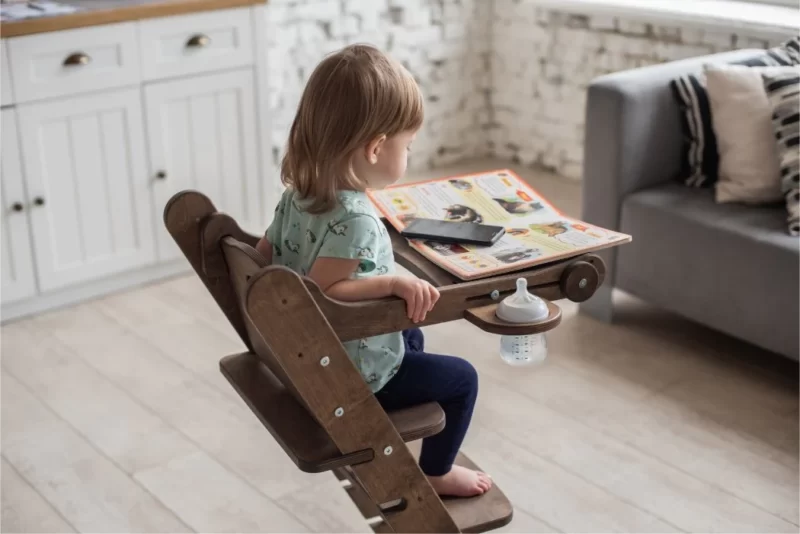 Chaise Montessori Avec Aide de Cuisine : Éveil Culinaire pour les Tout-Petits
