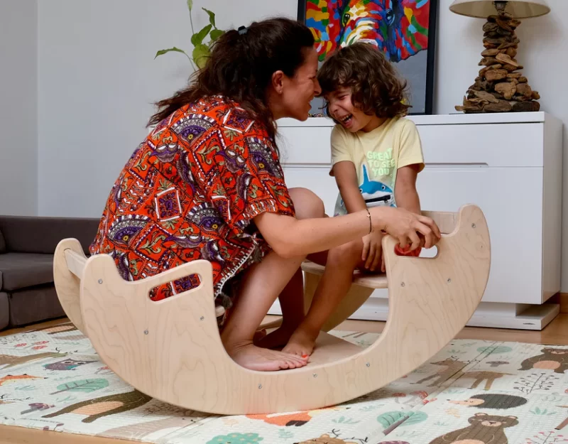La Chaise Montessori à Bascule en Bois avec Table 2 en 1 : Éveillez la Créativité et l'Autonomie de Votre Enfant