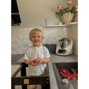 Tour d’Observation Montessori en Bois Aide-cuisinier Noir avec Table Au Noir : L'outil d'apprentissage et de cuisine parfait