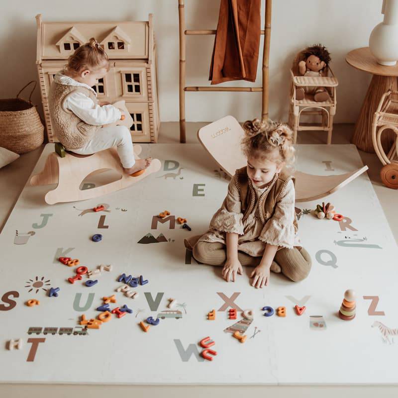 Plongez dans l'apprentissage ludique avec le Tapis Montessori Puzzle Alphabet Eva de Play&Go