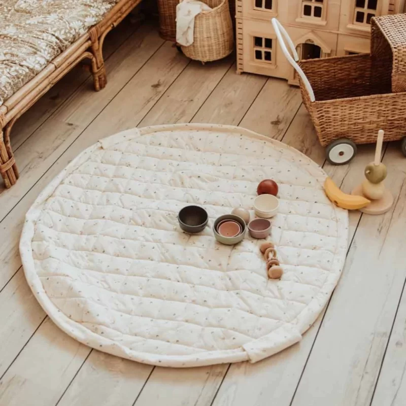 Le Tapis Montessori d'Éveil et Sac à Langer Soft Moon de Play&Go : Alliance de Confort, Style et Durabilité